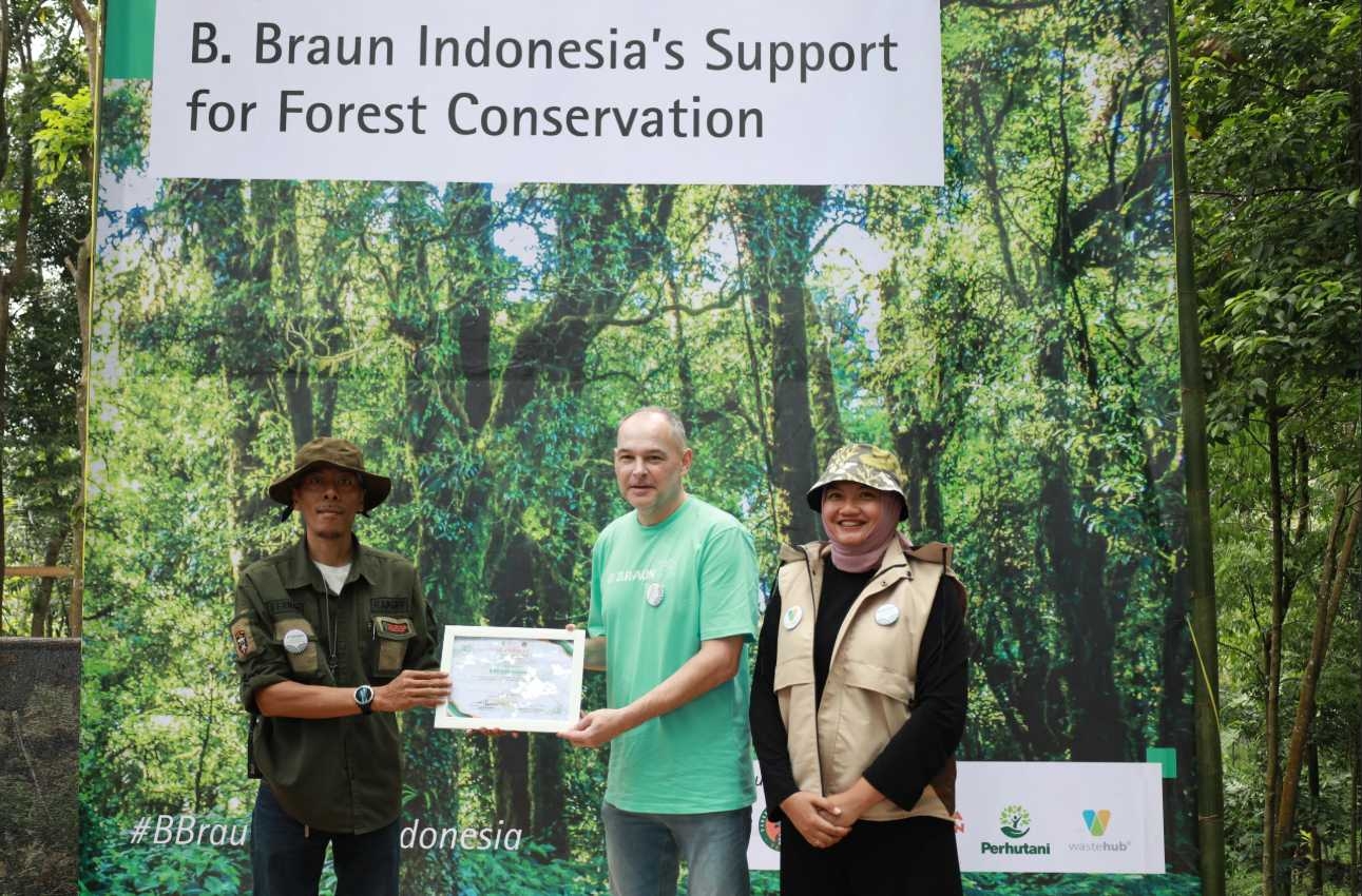 Anna Maria Braun presenting annual report conference titled empowered by technology