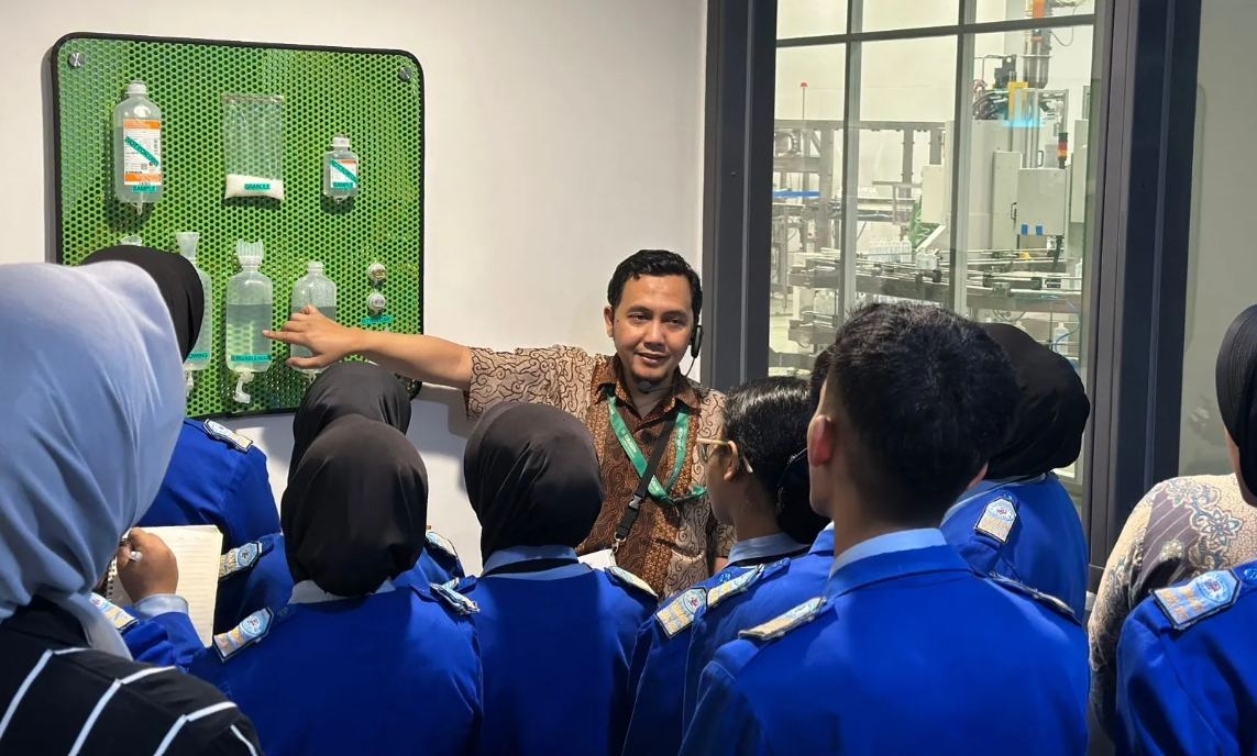 Anna Maria Braun presenting annual report conference titled empowered by technology