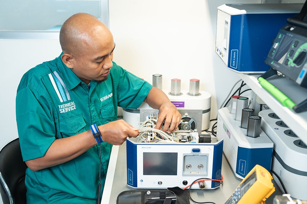 Male employee of the Aesculap Technical Service controlles his tools