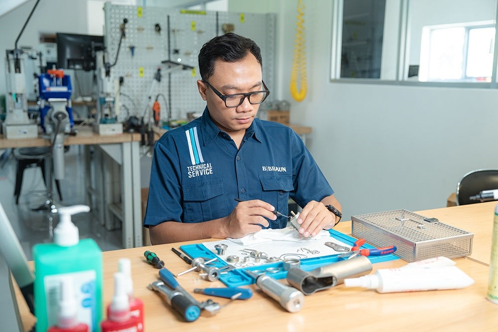 B. Braun maintenance personnel utilize computer-based diagnostics to assess the performance of medical devices and identify any potential issues. 